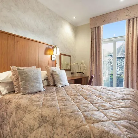 Salutation & מלון 4*