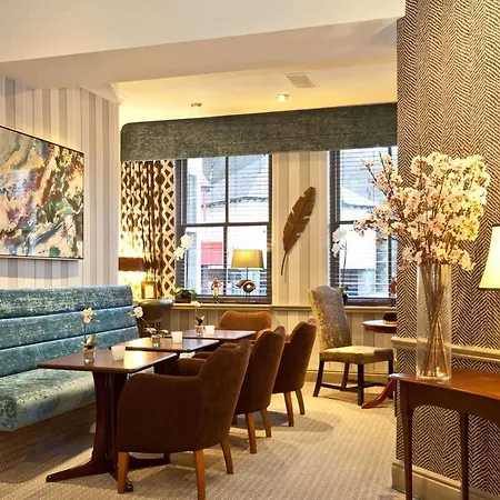 מלון Salutation &