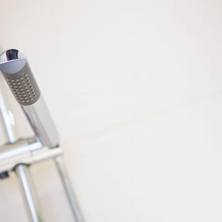 מלון Salutation &