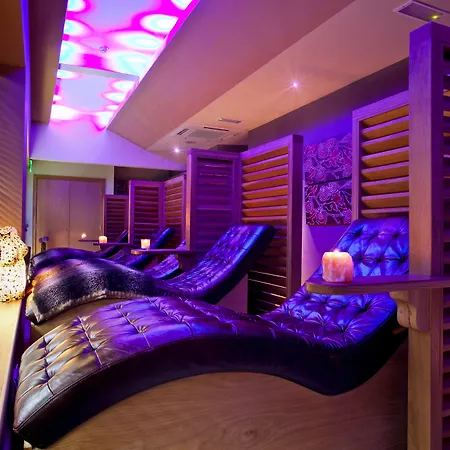 מלון Salutation &