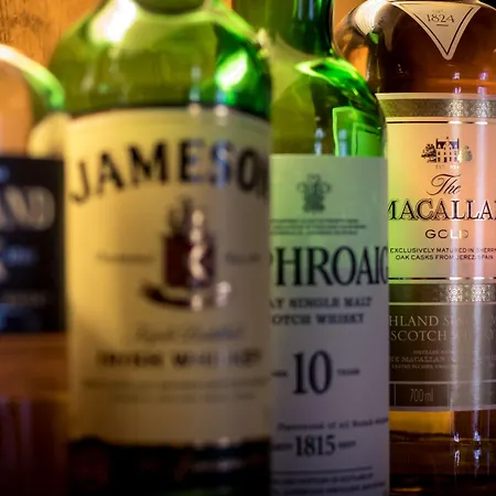 Salutation & מלון אמבלסייד