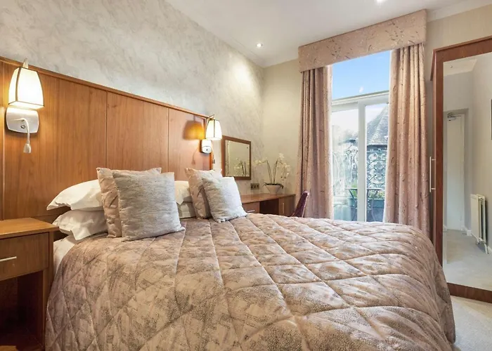 Salutation & Hotel 4*