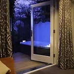Hotel Salutation &