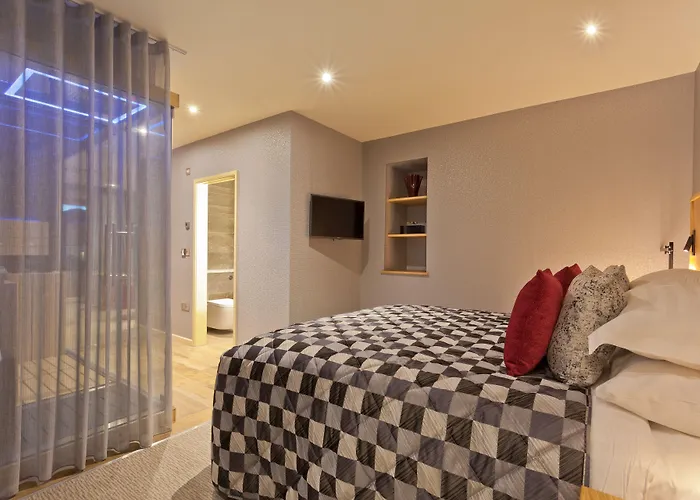 Salutation & Hotel 4*