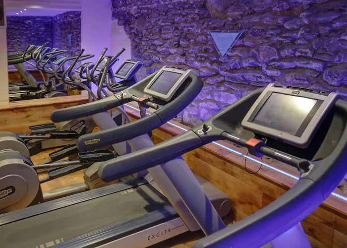 Salutation & Hotel 4*