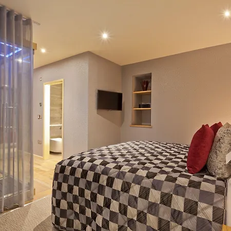 Salutation & Hotell 4*